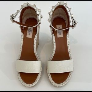 VALENTINO GARAVANI IVORY ROCKSTUD LEATHER ESPADRILLE WEDGE SANDAL SIZE 7